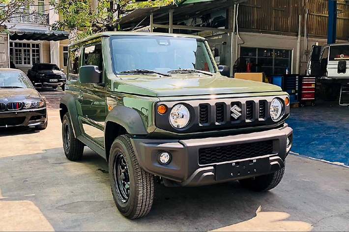 Chủ xe của 2 chiếc xe Suzuki Jimny mới vốn là một người chơi xe khá nổi tiếng trong giới độ xe SUV/Bán tải chơi off-road - xe địa hình tại TP HCM. Được biết, 2 chiếc Suzuki Jimny này được nhập khẩu từ Đức với giá trên 1,4 tỷ đồng. (Giá bán này chưa bao gồm lệ phí trước bạ và các chi phí khác để "lăn bánh").