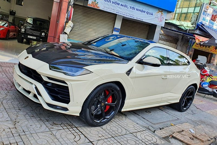 Siêu SUV Lamborghini Urus trong bài viết ban đầu thuộc sở hữu của đại gia Minh nhựa và cũng là một trong những chiếc Urus đầu tiên tại Việt Nam hồi tháng 11/2018. Chiếc xe này mới được một doanh nhân người Bạc Liêu mua lại thông qua một đại lý xe ở TP.Hồ Chí Minh với mức giá chưa được tiết lộ. Theo tìm hiểu, bên cạnh bộ ống xả hàng hiệu IPE có giá hơn 200 triệu VNĐ, siêu phẩm Lamborghini Urus này còn được độ thêm một vài chi tiết khác.