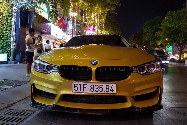 BMW M4 Coupe có kích thước tổng thể DxRxC tương ứng 4.671x1.870x1.383 mm. Xe được làm từ nhiều vật liệu có trọng lượng nhẹ như nhựa tổng hợp gia cố sợi carbon và nhôm aluminium. Mui xe carbon được trang bị tiêu chuẩn.
