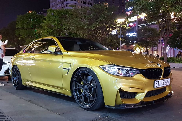 Giá xe BMW M4 Coupe khoảng hơn 4 tỷ đồng tại thời điểm ra mắt ở Việt Nam. Xe sở hữu động cơ 6 xi-lanh thẳng hàng, công nghệ M TwinPower Turbo, dung tích 2.979cc, kết hợp hộp số ly hợp kép DCT 7-cấp giúp sản sinh công suất tối đa 431 mã lực tại 5.500 – 7.300 vòng/phút, mô-men xoắn cực đại 550 Nm tại 1.850 – 5.500 vòng/ phút.