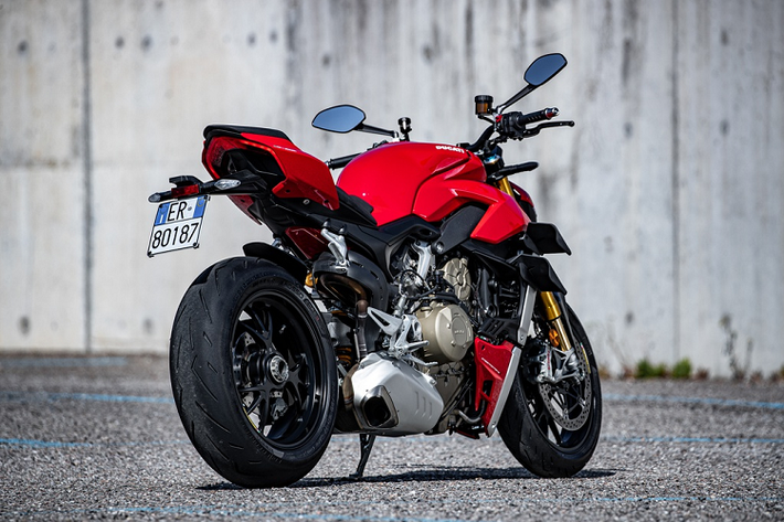Một trong những thay đổi quan trọng nhất được đưa từ chiếc Panigale V4 là kiểu dáng hình học của chiếc xe. Điểm khác biệt khi so sánh với đa số các hãng xe khác là Ducati chỉ tăng nhẹ góc đánh lái so với chiếc Panigale thêm 1 độ và kéo dài gắp sau của xe thêm 15 mm để tăng tính ổn định khi xe di chuyển ở tốc độ cao.