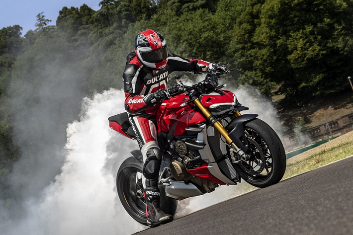 Tương tự những hãng xe khác, hãng xe môtô Ý mới đây đã trình làng mẫu xe Ducati Streetfighter V4 mới và V4 S 2020 thông qua buổi giới thiệu trực tuyến trên các trang mạng xã hội.