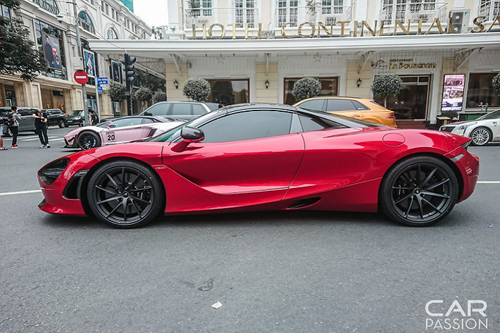 Chiếc siêu xe McLaren 720S Spider này được lên cấu hình trên phiên bản Performance, vì thế, ngoại thất của xe có nhiều chi tiết được ốp sợi carbon, tạo vẻ hầm hố và thể thao. Những chi tiết đó bao gồm hốc đèn pha, cản trước, gương, khuếch tán cùng bộ nắp che mui, trụ C và nắp động cơ. Chiếc 720S này sử dụng bộ mâm 10 chấu được làm bằng nhôm nhẹ, kích thước 19 inch, sơn đen mờ, bên trong là hệ thống phanh với đĩa phanh gốm – carbon với cùm phanh màu đen.