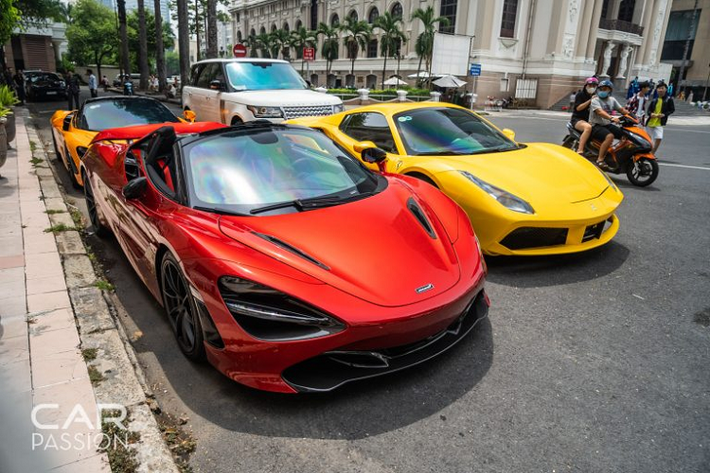 Chiếc McLaren 720S Spider mới cập bến Việt Nam vào tháng 3 vừa qua và là chiếc 720S mui trần thứ ba được đưa về nước. Ở ngoại thất, chiếc xe sở hữu màu sơn đỏ (Memphis Red) giống với chiếc 720S mui cứng từng được anh Phương sử dụng trước đây. Hiện tại, đây là chiếc 720S mui trần duy nhất tại Việt Nam sở hữu màu sơn này, ba chiếc còn lại mang màu sơn Silica White (trắng), Volcano Yellow (vàng) và Aztec Gold (vàng kim).