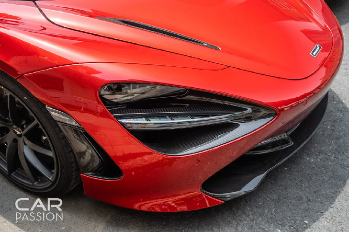 McLaren đã tìm ra giải pháp biến phần mui xếp phức tạp trên xe chỉ làm chiếc 720S Spider nặng thêm 49 kg so với tiêu chuẩn. Đó là phần mui mở của 720S Spider được hãng thiết kế lại với chỉ một mảnh duy nhất, kết hợp cùng khung xương Monocage II-S hoàn toàn mới, giúp xe có trọng lượng chỉ 1.332 kg, nhẹ nhất phân khúc. Bộ mui này được làm bằng sợi carbon và có thể đóng mở chỉ trong 11 giây, nhanh hơn mẫu xe mui trần đời trước là 650S Spider đến 6 giây và nhanh hơn hầu hết những chiếc siêu xe khác đến 4 giây.