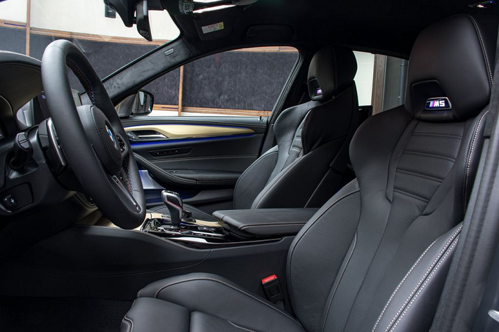 Chưa hết, phiên bản đặc biệt này còn đi kèm với Gói trang bị Executive và M Driver tiêu chuẩn bao gồm hệ thống cửa hít tự động, rèm cửa số sau chỉnh điện.