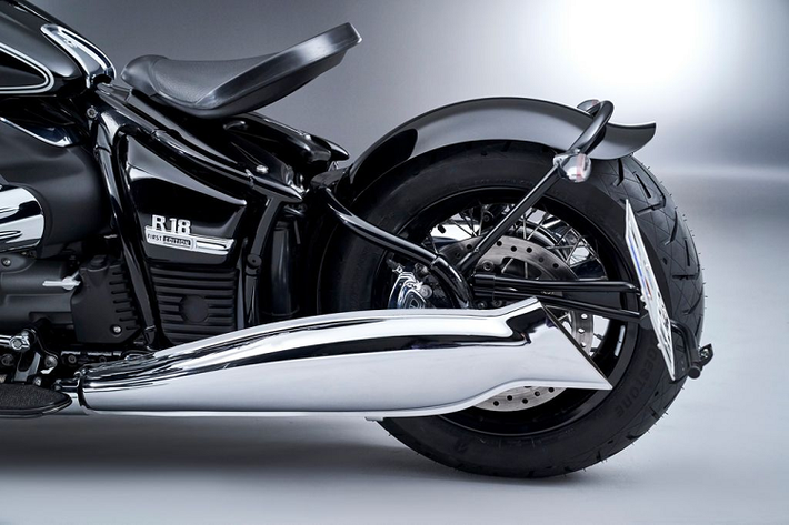 Nói về việc cá nhân hóa phương tiện, BMW Motorrad sẽ cung cấp một loạt các linh – phụ kiện thay thế tới tay người dùng. Ví dụ, hãng xe Đức đã soạn sẵn 2 bộ sưu tập các phụ kiện bằng nhôm, một sản phẩm hợp tác cùng đơn vị thiết kế Roland Sands Design, dành cho việc độ xe. Ngoài ra nếu “chịu chơi”, khách hàng còn có thể mua thêm phần yên xe từ Mustang Seats hay hệ thống ống xả từ Vance & Hines.