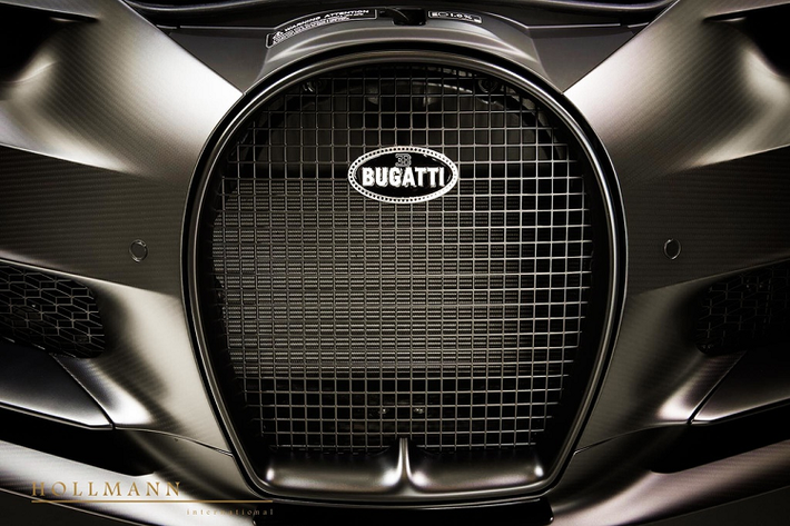 Nhìn từ phía trước, Bugatti Chiron nổi bật với hốc gió hình móng ngựa cỡ lớn cùng logo Bugatti. Có thể thấy sự hiện diện của vật liệu carbon ở xung quanh thân xe.