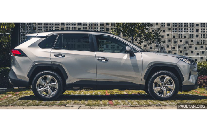 Toyota RAV4 thế hệ thứ 5 có kích thước dài x rộng x cao lần lượt là 4.600 x 1.855 x 1.685 mm. Việc chuyển sang sử dụng nền tảng khung gầm toàn cầu TNGA mới cho phép RAV4 thế hệ mới gia tăng chiều dài cơ sở thêm 30,3mm so với thế hệ cũ, đạt mức 2.689 mm. Điều này khiến nó dài hơn và cao hơn CR-V lẫn CX-5. Thiết kế của xe cũng góp phần gia tăng sự hầm hố.