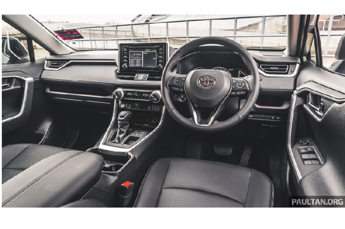 Toyota RAV4 thế hệ mới mang thiết kế nam tính hơn thế hệ trước nhiều. Xe sở hữu đèn pha và đèn hậu full-LED, hốc gió phía trước cỡ lớn, tổng thể thêm hài hoà hơn với “dàn chân” lắp mâm 18 inch 5chấu (225/60R18). Thân xe nổi bật với nhiều đường dập sắc nét và vuông vức, càng rõ ràng hơn trên màu xe xám bạc.