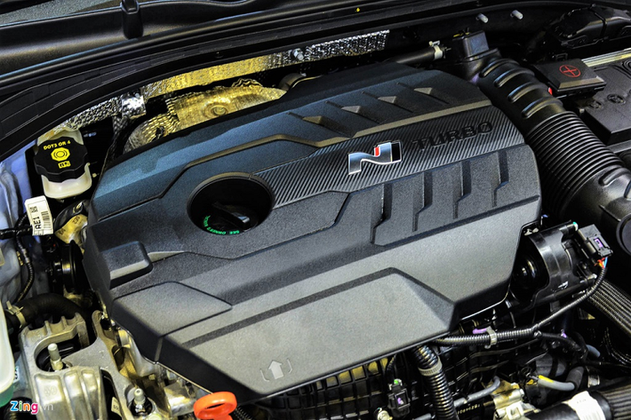 Hyundai trang bị cho mẫu xe này khối động cơ tăng áp 2.0L, DOHC, sản sinh ra công suất 271 mã lực tại 6.000 vòng/phút và mô-men xoắn cực đại 353 Nm tại 1.450-4.700 vòng/phút. Tốc độ tối đa của i30 N là 250 km/h.