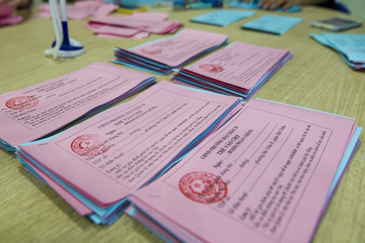 Từ 12/8, mỗi hộ gia đình được phát 5 thẻ vào chợ trong 15 ngày, bao gồm thẻ ngày chẵn và ngày lẻ. Thẻ vào chợ chỉ có giá trị sử dụng 1 lần tại một chợ bất kỳ ở TP Đà Nẵng.