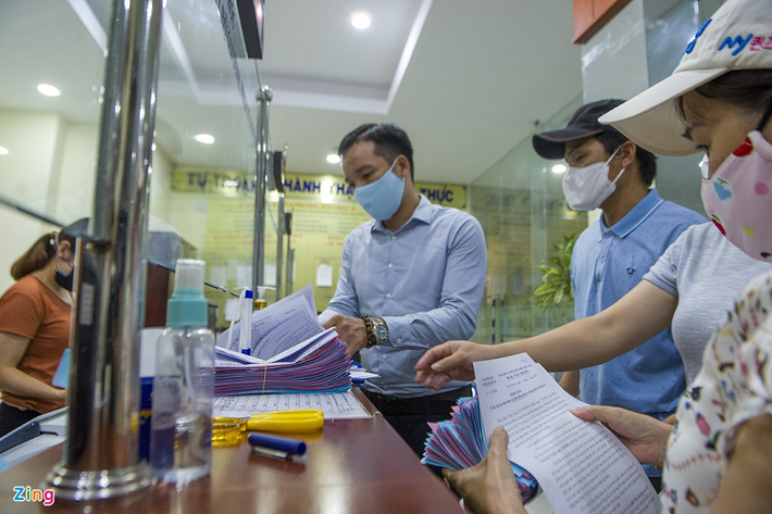 Đại diện ban quản lý tổ dân phố các phường, xã đến UBND quận Hải Châu nhận thẻ vào chợ, sau đó về phát cho người dân.