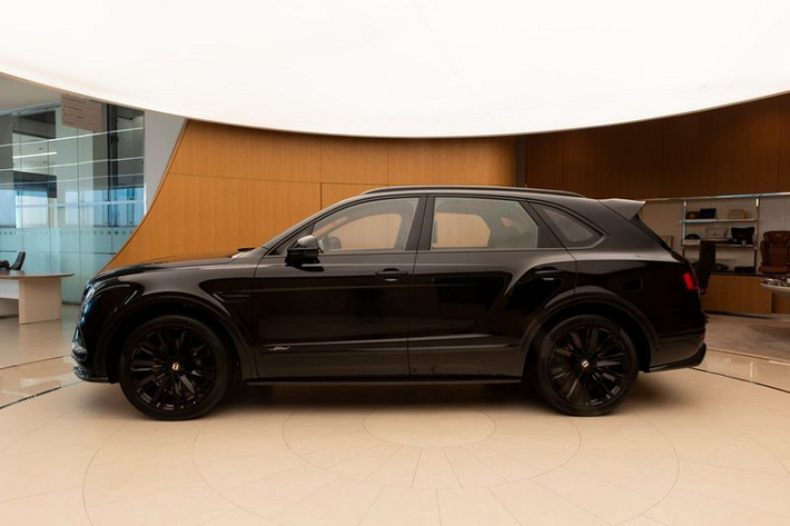 Nói kĩ hơn một chút về nội thất, gói Centenary Specification đem đến cho cabin những đôi cánh Centenary Gold Bentley và logo B xuất hiện trên cả vô lăng và cần số cũng như chìa khóa. Giá xe Bentley Bentayga Speed được cá nhân hoá trong bài viết này hiện chưa được công bố cụ thể.