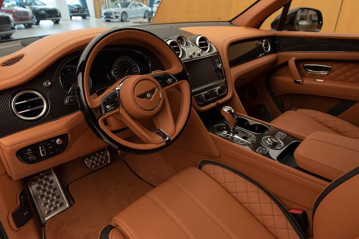 Ngoài khả năng kể trên, chiếc Bentayga Speed màu đen trong bài viết (gần đây đã được trưng bày tại Bentley Emirates ở UAE) còn gây ấn tượng khi sở hữu ngoại thất đen Beluga Black, các chi tiết Centenary Specification, và nội thất màu Newmarket Tan độc đáo.