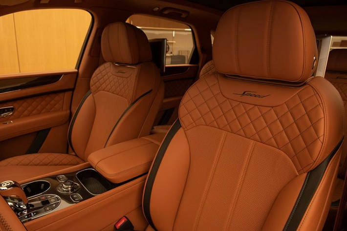 Để tổng thể chiếc SUV thêm thú vị, Bentley đã lắp đặt bộ mâm hợp kim màu đen, chủ đề "all-black" được hoàn thiện với các đèn pha tối và lưới tản nhiệt màu đen theo tiêu chuẩn.