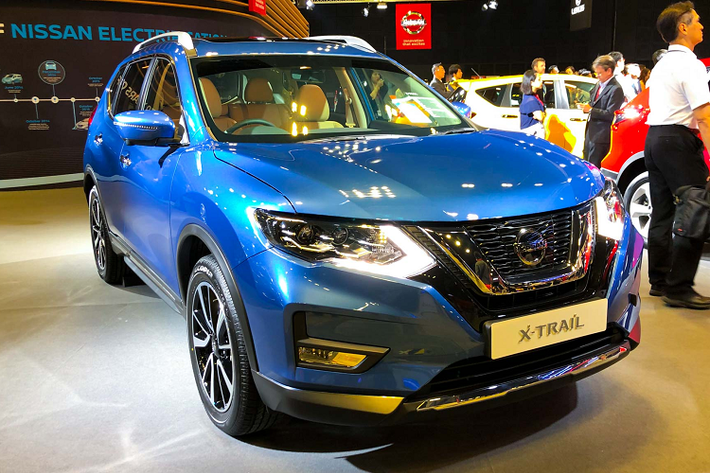 X-Trail được người dùng Việt đánh giá cao ở khả năng vận hàng đi cùng với giá bán hợp lý. Hiện tại, X-Trail là đối thủ cạnh tranh trực tiếp với các mẫu CUV 5+2 như: Mitsubishi Outlander, Honda CR-V hay Hyundai SantaFe.