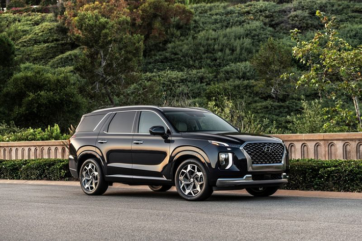 Tiến vào bên trong Hyundai Palisade thế hệ mới các thay đổi được diễn ra rõ rệt hơn, tạo ra một không gian sang trọng ấn tượng cho Palisade. Toàn bộ hàng ghế trên xe và cánh cửa đều được bọc da cao cấp, trần xe bọc sợi siêu nhỏ cũng giúp cabin xe trông cao cấp hơn hẳn. Ngoài ra, xe còn có vô lăng bọc da đục lỗ và một tấm ốp bệ khoang cốp đặc biệt.