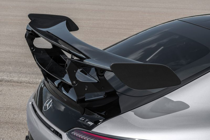 Các tính năng đáng chú ý khác trên Mercedes-AMG GT Black Series gồm cản sau sợi carrbon, hệ thống ống xả thể thao bốn pô được chia tách bởi bộ khuếch tán rộng và hầm hố, cửa kính trước và sau mỏng hơn, cùng bộ mâm đúc 10 chấu sơn đen mờ kích thước 19 inch ở phía trước và 20 inch phía sau, tất cả được bọc gọn trong lốp Michelin Pilot Sport Cup 2 R.