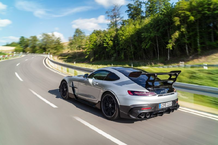 Ngoài ra, khối động cơ quen thuộc của hãng xe sang Mercedes-Benz được trang bị các trục cam mới, các ống góp khí thải khác nhau và hệ thống bôi trơn khô. Động cơ cũng có trình tự đánh lửa cho các xi-lanh mới, bánh xe nén tăng áp lớn hơn và hiệu ứng âm thanh thú vị hơn.