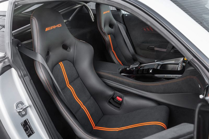 Đối với nội thất, dường như có rất ít thay đổi ngoại trừ ghế thể thao sợi carbon bọc da Nappa cao cấp, chỉ khâu tương phản màu cam và vật liệu sợi siêu nhỏ, sợi carbon mờ được tìm thấy ở nhiều nơi. Xe cũng được trang bị vô lăng thể thao sợi siêu nhỏ và các tấm cửa nhẹ có tay nắm cửa kiểu cuộn.