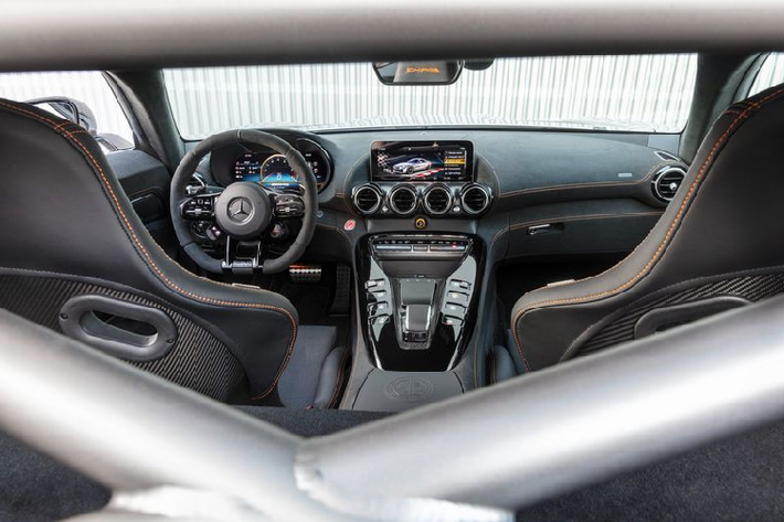 Nhờ tất cả những sửa đổi này, AMG GT Black Series tạo ra lực ép tuyệt vời lên đến 400 kg ở tốc độ 250 km/h. Trọng lượng của xe có lẽ cũng được cải thiện một chút nhưng tạm thời Mercedes chưa đề cập đến điều này.