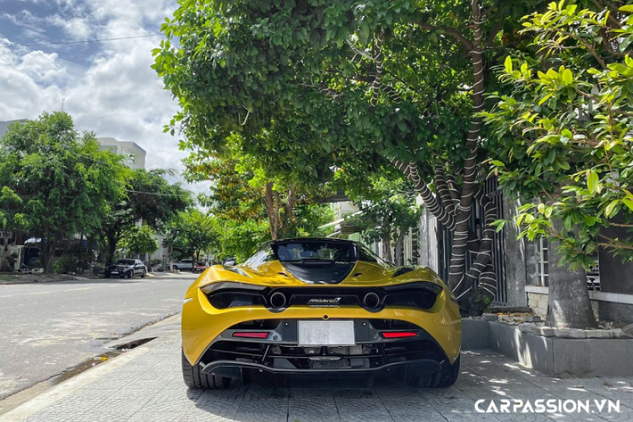 Tiến vào bên trong, khoang nội thất của chiếc McLaren 720S Spider đầu tiên tại Đà Nẵng được phối theo tông màu tối, điểm nhấn là đường sọc màu vàng chạy giữa lưng ghế và trên bảng táp-lô. Chủ nhân xe cũng lựa chọn dây an toàn màu cam khá nổi bật và da Alcantara cho khoang lái. Khác biệt với hai phiên bản Standard và Luxury, khoang nội thất trên phiên bản Performance có phối màu thể thao hơn, đi kèm với đó là hàng loạt những chi tiết bằng sợi carbon như vô-lăng, lẫy chuyển số và ốp bảng điều khiển. Xe được trang bị một màn hình lớn đặt giữa hai ghế ngồi và hệ thống âm thanh Bowers & Wilkins thượng hạng.