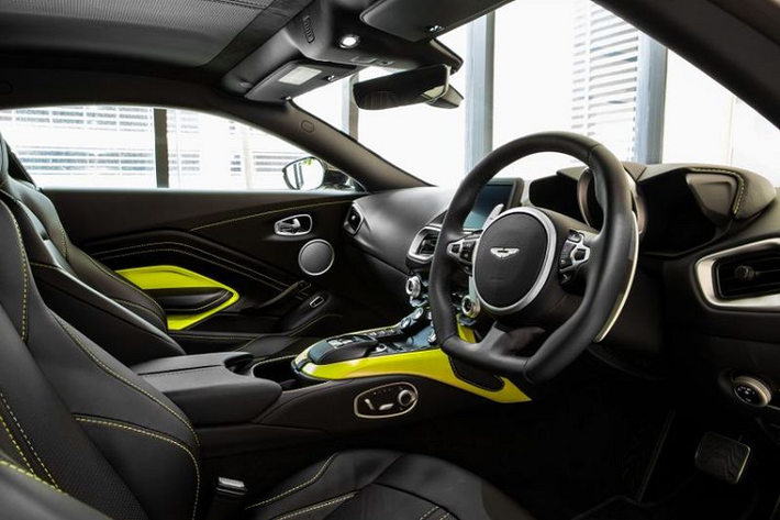 Các trang bị đáng chú ý khác gồm vô lăng đáy phẳng thể thao, hệ thống âm thanh cao cấp của Aston Martin, màn hình LCD 8 inch ở trung tâm, ghế điều hòa và camera 360 độ. Các công nghệ nổi bật của xe gồm hệ thống giảm xóc thích ứng với Skyhook, cung cấp các chế độ lái Sport, Sport Plus và Track, cùng nhiều tính năng hỗ trợ lái xe như kiểm soát mô-men xoắn, bộ vi sai cầu sau khóa điện tử (E-Diff) hoạt động với hệ thống kiểm soát ổn định xe.