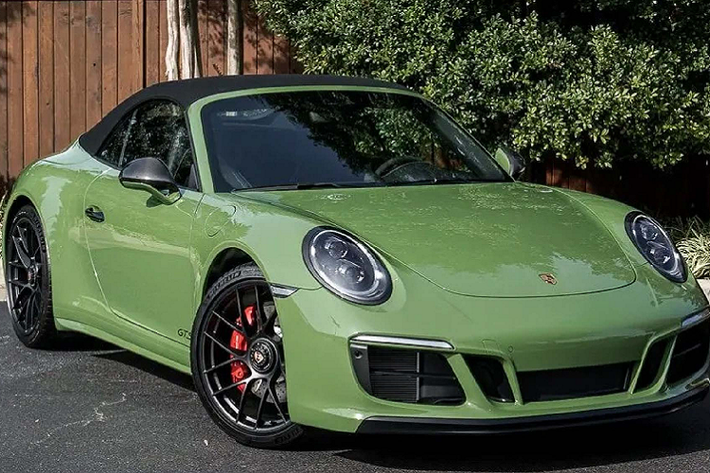 Một trong những biến thể được chú ý nhất của dòng siêu xe Porsche 911 Carrera thế hệ thứ 8 ra mắt vào năm ngoái phải kể đến đó là phiên bản mui trần hiệu suất cao Carrera GTS. Chính thiết kế thể thao, trang bị nội thất hiện đạo cùng khả năng vận hành vượt trội, nhất là ở bản hiệu suất cao GTS, khiến cái tên Carrera GTS trở thành chiếc xe mơ ước của nhiều người và hiếm khi xuất hiện trên thị trường xe cũ.