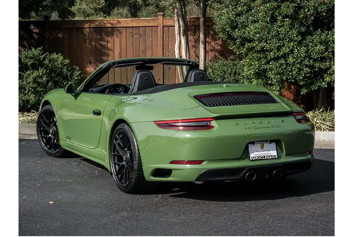 Ngoài ra, phiên bản Porsche 911 Carrera màu độc này còn được trang bị gói nâng cấp Premium Plus với ghế chỉnh điện 18 hướng tích hợp tính năng nhớ vị trí, vô lăng đa chức năng với chức năng sưởi tay, hệ thống âm thanh cao cấp loa Bose, ốp gương bên bằng sợi carbon và đèn pha LED với hệ thống Porsche Dynamic Light System Plus (PDLS +).