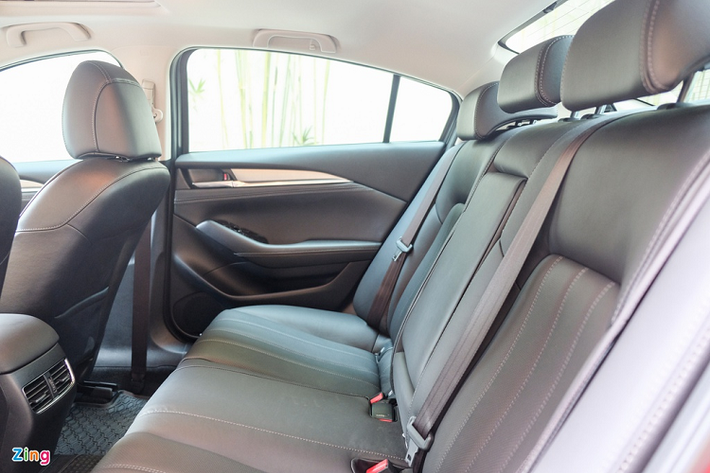 Các trang bị bên trong gồm hệ thống thông tin giải trí Mazda Connect với màn hình cảm ứng TFT 8 inch, hỗ trợ Apple CarPlay/Android Auto, hệ thống âm thanh cao cấp 11 loa đến từ Bose, màn hình HUD.