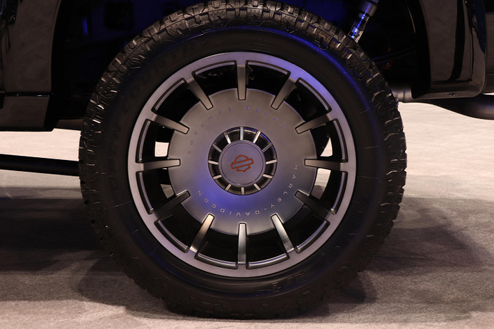Chiếc xe bán tải Ford F-150 Harley-Davidson 202 mới này được trang bị phần lưới tản nhiệt mới, thanh ánh sáng LED tích hợp, nắp cốp sau mới cùng các huy hiệu Harley-Davison được trang bị dọc thân xe.