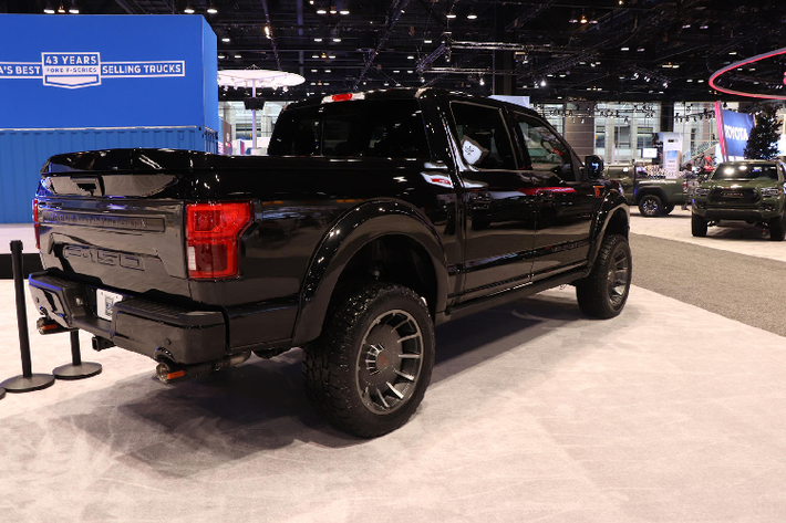 Chiếc Ford F-150 Harley-Davidson 2020 được đem đến Chicago trông không có khác biệt nhiều so với mẫu xe năm ngoái. Tuy nhiên trên phần mui xe đã xuất hiện logo siêu nạp “Supercharged” mới so với phiên bản cũ trước đây.