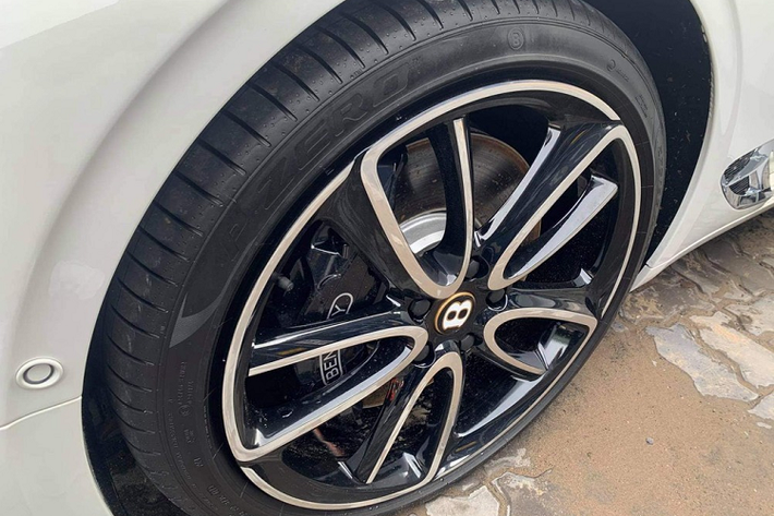 Nội thất khoang lái của Bentley Continental GT V8 thế hệ thứ 3 mới về Việt Nam. Màn hình giải trí của Bentley Continental GT V8 có 3 cách thể hiện khác nhau.
