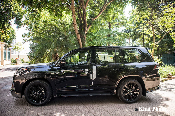 Ở phần đuôi, LX 570 Super Sport Black Edition 2020 đầu tiên về Việt Nam sử dụng cụm đèn hậu LED dàn sao rơi ấn tượng, nhưng khi không bật đèn khu vực này màu trong suốt thay vì đỏ như truyền thống. Xe vẫn dùng động cơ cũ loại V8, dung tích 5.7L cho công suất cực đại 367 mã lực và mô-men xoắn 530 Nm kết hợp cùng hộp số tự động 8 cấp. Giá xe Lexus LX570 Super Sport Black Edition 2020 được đại lý tư nhân Hà Nội chào bán với mức giá hơn 9 tỷ đồng.