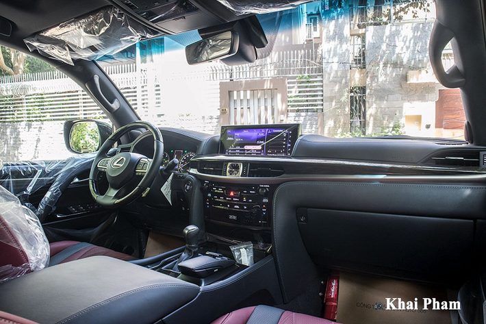 Chính nhờ hội tụ những ưu điểm trên nên Lexus LX 570 luôn là lựa chọn hàng đầu trong phân khúc dù mức giá cao. Và mẫu xe này còn được biết đến với biệt danh "chuyên cơ mặt đất", điều này thể hiện phất những phẩm chất dẫn đầu của Lexus LX570. Không chỉ được mến mộ tại nhiều thị trường trên thế giới, mẫu SUV hạng sang cỡ lớn này còn rất "được lòng" người tiêu dùng Việt Nam. Bằng chứng là dù sở hữu mức giá cao gần gấp đôi so với đối thủ trực tiếp Mercedes-Benz GLS nhưng Lexus LX 570 luôn được người dùng săn đón.