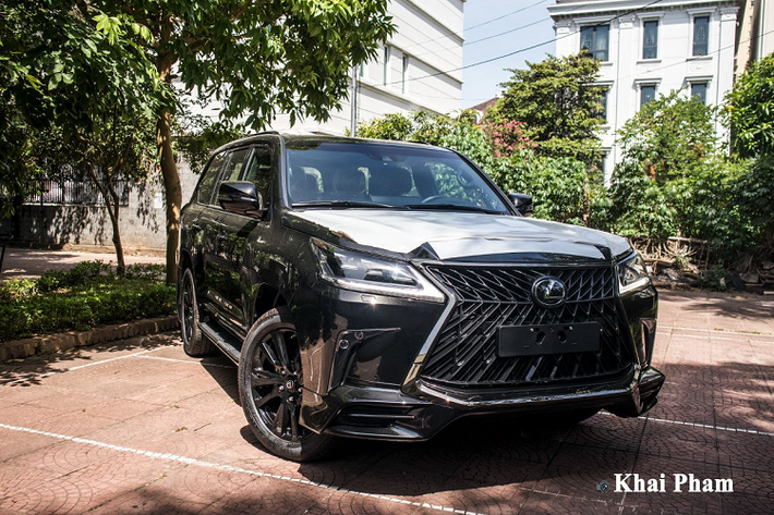 SUV hạng sang Lexus LX 570 được khai sinh lần đầu vào tháng 4/2007 tại New York Auto Show và gần như ngay lập tức tạo được dấu ấn với giới mộ điệu. Mặc dù phát triển dựa trên khung gầm của Toyota Land Cruiser, nhưng LX570 được nâng cấp khi dùng chassis khung thép độ bền kéo ca, hệ thống treo trước độc lập.