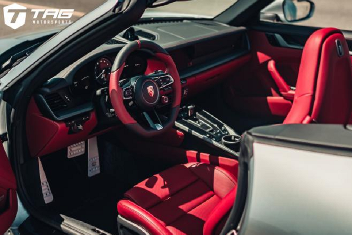 Thay cho hệ thống xả nguyên bản, chiếc xe đã được trang bị hệ thống xả có van TechArt Titanium mới với chất liệu nhẹ hơn cũng như đem lại cho chiếc xe âm thanh động cơ mạnh mẽ hơn so với nguyên bản.