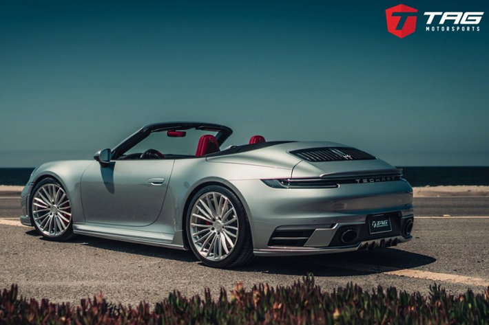 Thương hiệu đã quyết định lựa chọn cho chiếc Porsche 992 Cabriolet độ TechArt, gói nâng cấp này không thay đổi tổng thể diện mạo của chiếc xe mà chỉ “bổ sung” giúp hoàn thiện hơn vẻ bề ngoài của 992 Cabriolet.