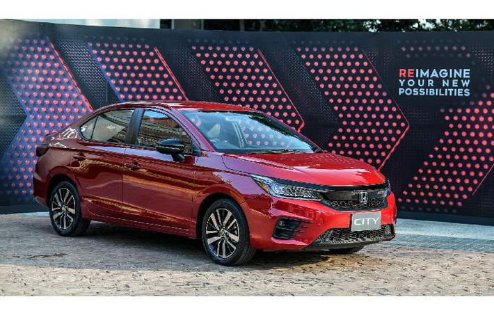 Honda City 2020 mới đã được đổi mới thiết kế, phần đầu xe được trang bị mặt ca-lăng phong cách “Solid Wing Face” chung ngôn ngữ với các mẫu xe như: HR-V, CH-R, Civic hay Accord mới. Tùy thuộc vào phiên bản, ngoại thất xe sẽ có những điểm khác biệt về phần đầu xe, kiểu dáng mâm và trang trí.