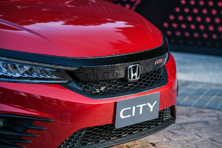 Bước sang thế hệ mới, Honda City đã được thay thế “chiếc xương sống” chính là nền tảng khung gầm mới có kích thước (DxRxC) lần lượt: 4.553 x 1.748 x 1.467 mm + chiều dài cơ sở 2.589mm đi cùng với khoảng sáng gầm 135mm, thấp hơn 15mm so với thế hệ cũ.