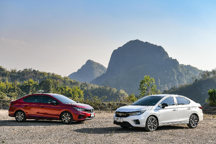 Tại Thái Lan, mẫu xe sedan Honda City mới có tổng cộng 04 phiên bản: S, V, SV và RS. Trong đó 03 phiên bản đầu tiên trang bị mặt ca-lăng mạ crôm sáng bóng, trong khi phiên bản “RS” hàng đầu được trang bị gói phụ kiện thể thao RS (Road Sailing), đi kèm với lưới tản nhiệt màu đen bóng Piano tương tự như Civic RS. Đèn pha trên 03 phiên bản S, V và SV là loại halogen projector, trong khi đó phiên bản “RS” hàng đầu là loại full-LED.