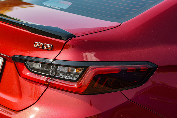 Nội thất Honda City luôn được đánh giá cao trong phân khúc B về chất lượng và độ hoàn thiện. Ở thế hệ mới, nội thất City mang thiết kế hấp dẫn bắt mắt hơn. Honda cho biết “NVH” (noise, vibration, harshness (ồn, rung động và độ xóc) trên City mới đã được giảm thiểu so với trước đó nhờ cải tiến như mút cách âm và ốp tấm cách nhiệt/cách âm dầy dặn hơn.