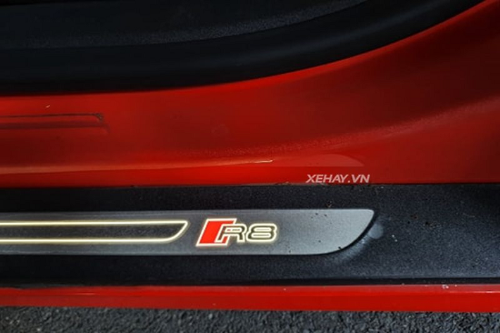 Audi R8 V10 Plus còn sở hữu bộ vành đa chấu khỏe khoắn kích thước 20 inch được sơn đen bóng, đi kèm kẹp phanh màu ghi xám chính hiệu, các bánh xe được bọc trong bộ lốp cực mỏng giúp tăng khả năng bám đường.