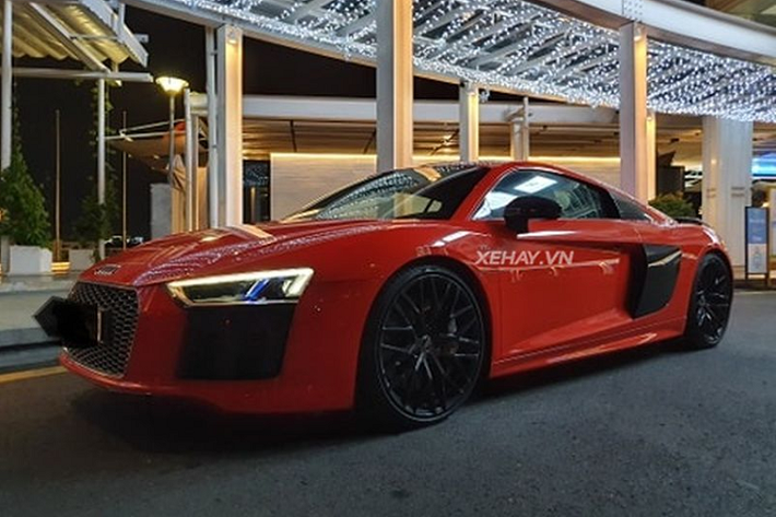 Vì chia sẻ chung nền tảng thân xe với Lamborghini Huracan, Audi R8 V10 Plus cũng sử dụng khối động cơ hút khí tự nhiên V10 FSI 5.2 lít, kết hợp hộp số tự động ly hợp kép 7 cấp cho công suất 602 mã lực, xe có khả năng tăng tốc từ 0 - 100 km/h trong 3,2 giây, nhanh hơn người tiền nhiệm 20%, vận tốc cực đại 330 km/h.