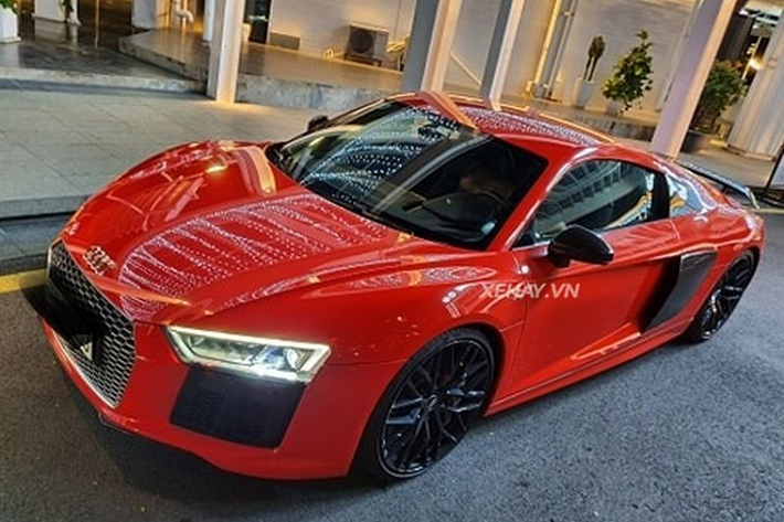 Cuối tuần qua, người hâm mộ lại có dịp được chiêm ngưỡng siêu xe Audi R8 V10 Plus màu đỏ nổi bật của thiếu gia Phan Thành. Là thế hệ thứ 2 của dòng siêu xe R8, R8 V10 Plus không có nhiều khác biệt so với nguyên bản đầu tiên, điểm thay đổi rõ nhất là hệ thống đèn chiếu sáng với công nghệ Full-Led cùng thiết kế góc cạnh và sắc sảo.