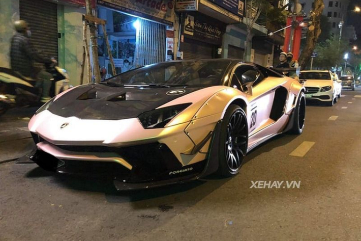 Siêu xe Lamborghini Aventador Liberty Walk-R từng thuộc sở hữu của một thành viên team CarPassion, sau đó xe được bán cho một đại gia ở Đà Lạt. Chiếc xe cực kỳ bắt mắt với bộ cánh màu hồng nhạt cá tính và phần mái màu đen tương phản cũng như nhiều chi tiết làm từ sợi carbon.