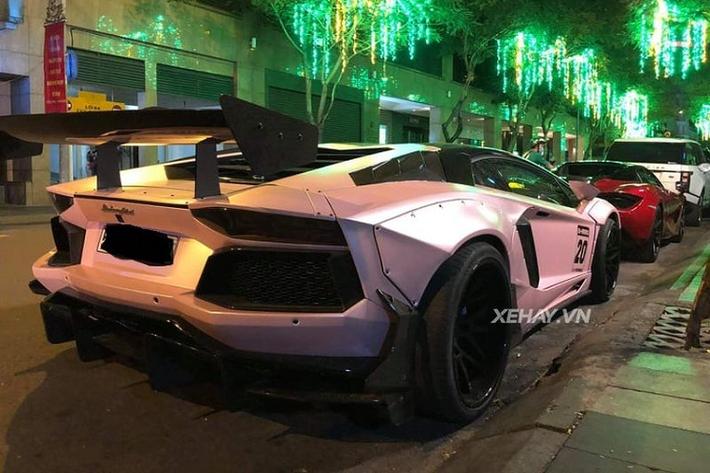 Đáng chú ý hơn nữa là cánh gió khổng lồ phía sau làm từ sợi carbon. Xe được trang bị hệ thống ống xả Frequency Intelligent Exhaust để tăng cường khả năng hiệu suất.