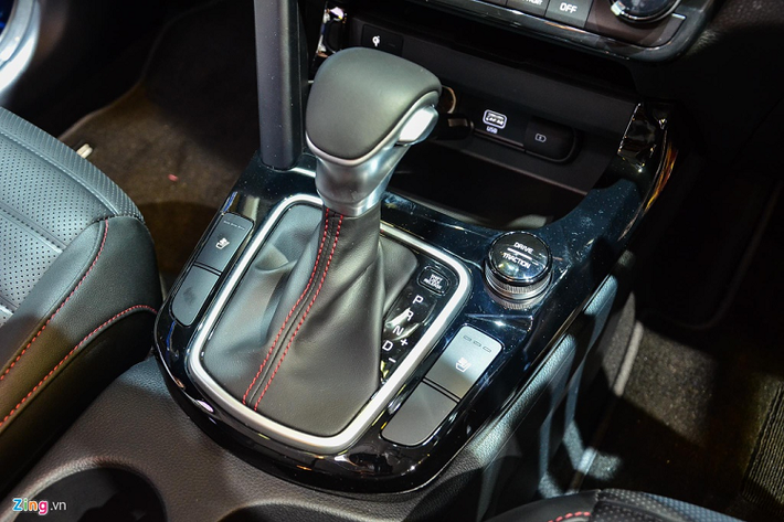 Kia trang bị cho Seltos hoàn toàn mới khá nhiều tính năng an toàn như 6 túi khí, hệ thống cân bằng chủ động do Kia phát triển, hỗ trợ khởi hành ngang dốc, phanh tự động khẩn cấp, cảm biến đỗ xe trước/sau...