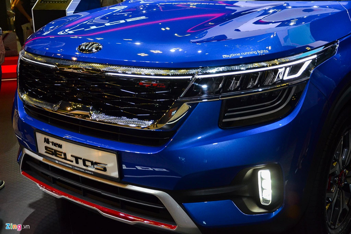 Kia Seltos là mẫu xe nằm giữa Soul và Sportage. Seltos sử dụng ngôn ngữ thiết kế mới nhất của Kia, có nhiều nét tương đồng với Telluride. Bên cạnh đó, chiếc SUV này còn thừa hưởng cảm hứng thiết kế từ mẫu Concept SP Signature với kiểu dáng góc cạnh và các đường dập nổi sắc nét.